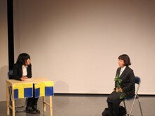 天然もろこしのコント。TSUTAYAのバイトの面接に来た女性の明らかにおかしな部分に面接官は釘付け。