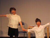 梅小鉢のコント。新企画の提出を命じられた新入社員の女性2人だが、面倒な仕事になかなか仕事がはかどらず、イライラしてくると……。