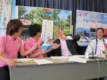 嵐がやっていた「ニャー！」という振りをマネした観光庁溝畑宏長官。「嵐と宏はだいぶ違いますが」と笑いを誘う場面も。こてつ河合に絡んだり、一緒にパンフレットを見たりとフレンドリーな様子。