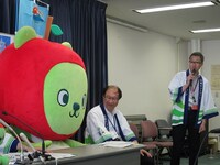 急にマイクを向けられたアルクマ。「今年は東京もくまなく歩くま」というメッセージが代弁された。