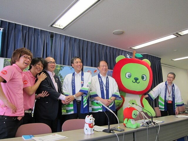 東京・国土交通省にて行われた信州・夏の観光プロモーション“涼しい夏旅 さわやか信州”の会見に出席したこてつ。観光庁溝畑宏長官、長野県阿部守一知事、長野県観光プロモーション部野池明登部長、長野県観光PRキャラクターアルクマも出席。