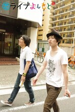 携帯サイト・ライブよしもとの新企画「さんぽ友」で板橋を散歩する犬の心押見（左）とグランジ遠山（右）。