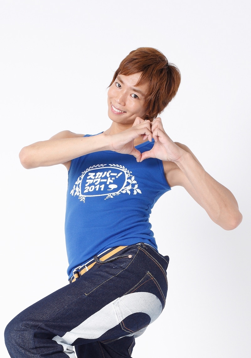 「スカパー!アワード2011」でプレゼンターを務める楽しんご。