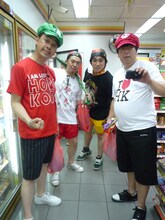 「バナナ炎」で「ノープランロケ第7弾 in 香港・マカオ」を展開する（左から）バナナマン設楽、作家・オークラ、番組演出・椎葉宏治、バナナマン日村。(c)バナナ炎パートナーズ