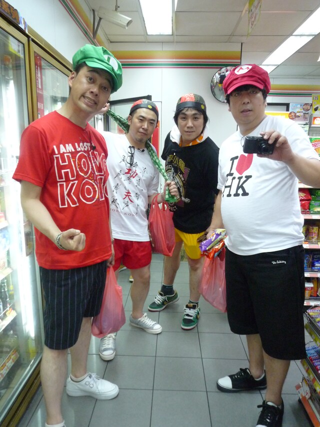 「バナナ炎」で「ノープランロケ第7弾 in 香港・マカオ」を展開する（左から）バナナマン設楽、作家・オークラ、番組演出・椎葉宏治、バナナマン日村。(c)バナナ炎パートナーズ