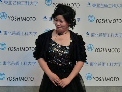 山形・東北芸術工科大学の特別講師として登場した住みます芸人・山形担当の三浦友加。(c)吉本興業