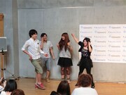 生徒を巻き込んでネタ披露。(c)吉本興業