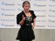 得意の亀田興毅モノマネも。(c)吉本興業