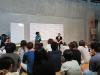 「ネタは全裸で、シャワーに打たれながら考える」などのコメントも。(c)吉本興業