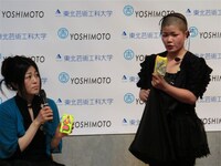 手作りのiPhoneケースの作品名は「内蔵犬」。(c)吉本興業