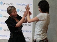 手相占いは女子学生に好評。(c)吉本興業