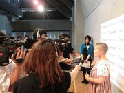 会見に臨む三浦。(c)吉本興業