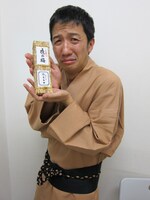 “あやまり侍”という新キャラで登場した波田陽区。手には謝罪時の手土産の定番「とらや」の羊羹。毎週木曜日21時からのラジオ「波田陽区の星までテキーラ」（FM-FUJI）を放送中。