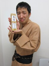 “あやまり侍”という新キャラで登場した波田陽区。手には謝罪時の手土産の定番「とらや」の羊羹。毎週木曜日21時からのラジオ「波田陽区の星までテキーラ」（FM-FUJI）を放送中。