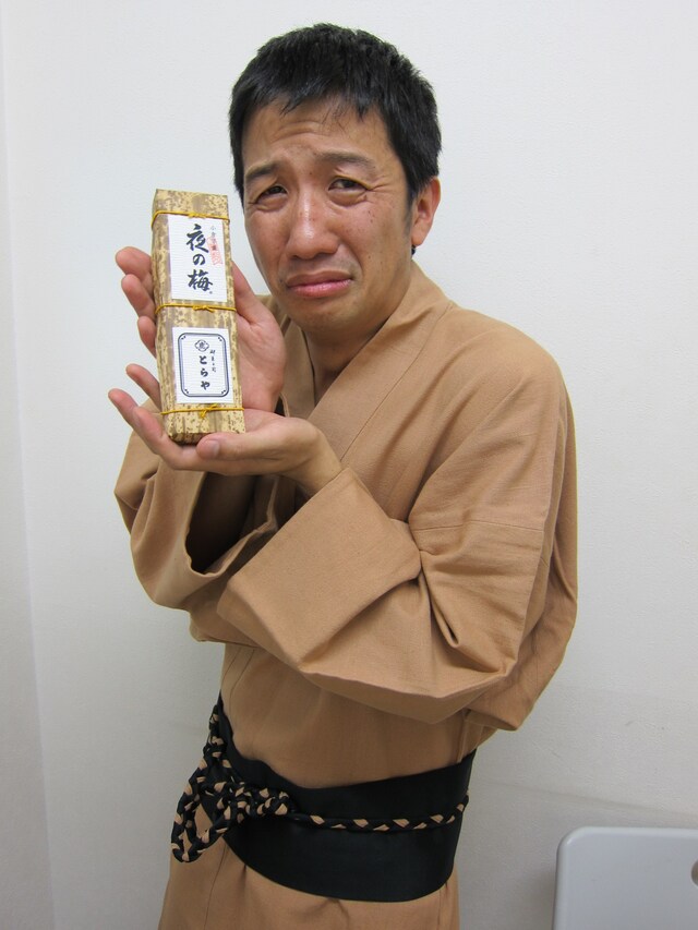 “あやまり侍”という新キャラで登場した波田陽区。手には謝罪時の手土産の定番「とらや」の羊羹。毎週木曜日21時からのラジオ「波田陽区の星までテキーラ」（FM-FUJI）を放送中。