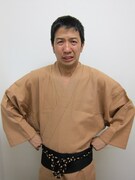 あやまり侍のポーズ。ワタわらで配信開始した「すまぬ！」の着ボイスは渾身の一声だったにもかかわらず、ダウンロード数は15、そのうち9は身内だったそう。