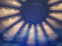 「クイズ！ヘキサゴンII」の天体映像パレード。このドーム形の天井に美しい星座や迫力満点の映像が映し出される。テーマ曲はサーターアンダギーの「君が辻」。