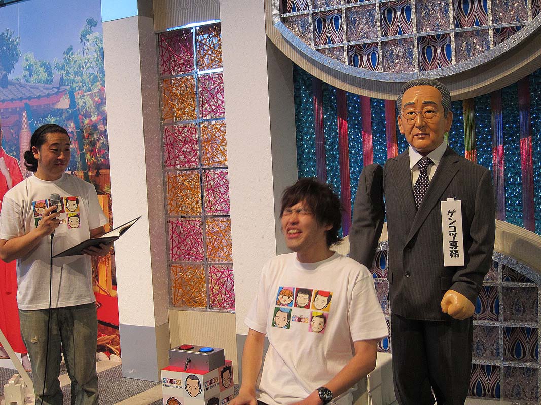 「ゲンコツ専務」を体験するギャルズ。
