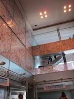 吹き抜け部分には3万5000枚もの太陽の絵を所狭しと展示。会場では、木梨の太陽イラストがモチーフとなったTシャツなども販売される。