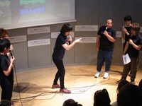 「ヘビに咬まれた散髪屋のコント」に挑戦するチーモンチョーチュウ白井。