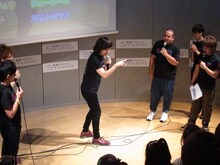 「ヘビに咬まれた散髪屋のコント」に挑戦するチーモンチョーチュウ白井。