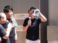 私物プレゼントで、しずる村上主演の映画DVD「ワラライフ！」を宣伝するジューシーズ松橋。