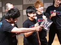 私物プレゼントで「僕たちのDVDです」とウーマンラッシュアワーのDVDを差し出すスリムクラブ真栄田。