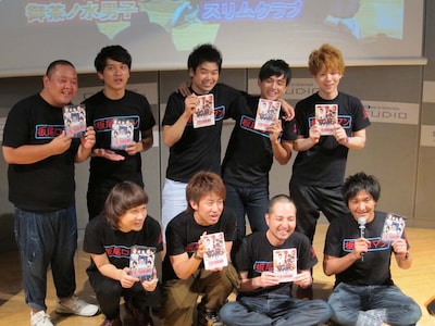 東京・原宿KDDIデザイニングスタジオにて行われたDVD「板尾ロマン」の発売記念イベント。チーモンチョーチュウ、ジューシーズ、御茶ノ水男子、スリムクラブが登場。