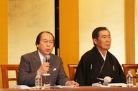 吉本興業吉野伊佐男代表取締役会長。「先代は華やかで陽気な語り口に定評があり、人の心を暖かくする芸の持ち主でした」と五代目の人柄についても語った。