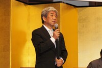 吉本興業大崎洋代表取締役社長。初めて三枝から襲名の話を聞いたときのエピソードを聞かれると、三枝と2人で「覚えてないですね」と笑いあった。