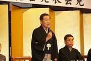 襲名のいきさつを語った三枝。落語の世界に入ってから親しくしていたという立川談志の話になると、涙で声を詰まらせる場面も。