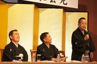 鋭い突っ込みを交えて挨拶した文珍。「この人はすごいんです。創作落語を作り、これがまたようウケるようにできてるんですな。なおかつ上方落語協会の会長をして、繁盛亭を作り、今度上方落語会館を建て、文枝を襲名して。私やることなくなるんちゃうかな」と会場を笑わせた。