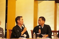 調子のいいきん枝に呆れ顔の三枝。