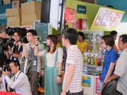 スパイクも「よしログ」の取材記者として江ノ島まで参上。