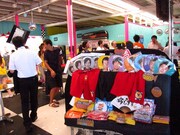 店内では、うちわやタオルなどのよしもとグッズも発売。