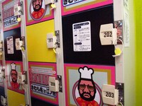 店備え付けのロッカーには、サングラスをかけた木村のイラストが。このサングラス仕様も木村のアイデア。