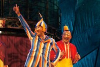 おどけながらセレモニーに登場したTKO。木本（左）がトリックスター、木下（右）がクラウンにそれぞれ扮している。