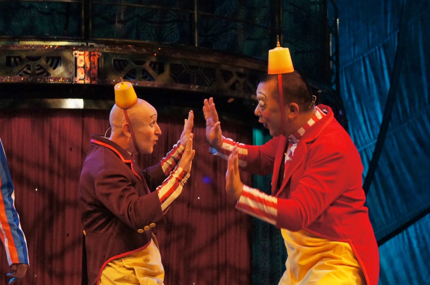 じゃれ合うクラウンと木下。