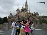 「ディズニータイム 夏休みスペシャル！ ～香港ディズニーランドで楽しみマッサル!!～」で香港ディズニーランド・リゾートを満喫するNON STYLE（左端）とよゐこ濱口（右端）。(C)Disney