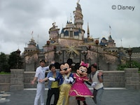 「ディズニータイム 夏休みスペシャル！ ～香港ディズニーランドで楽しみマッサル!!～」で香港ディズニーランド・リゾートを満喫するNON STYLE（左端）とよゐこ濱口（右端）。(C)Disney