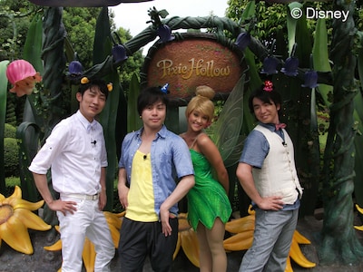 「ディズニータイム 夏休みスペシャル！ ～香港ディズニーランドで楽しみマッサル!!～」で香港ディズニーランド・リゾートを満喫するNON STYLE（左端）とよゐこ濱口（右端）。(C)Disney