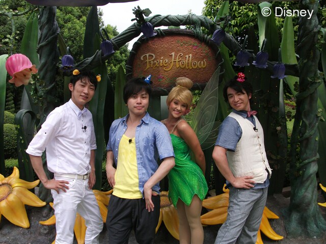 「ディズニータイム 夏休みスペシャル！ ～香港ディズニーランドで楽しみマッサル!!～」で香港ディズニーランド・リゾートを満喫するNON STYLE（左端）とよゐこ濱口（右端）。(C)Disney