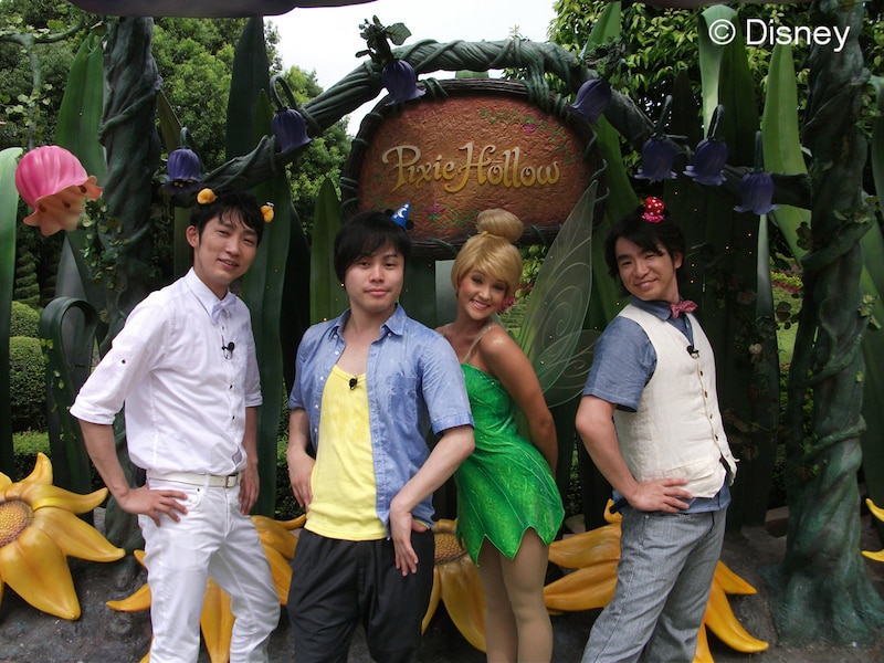 「ディズニータイム 夏休みスペシャル！ ～香港ディズニーランドで楽しみマッサル!!～」で香港ディズニーランド・リゾートを満喫するNON STYLE（左端）とよゐこ濱口（右端）。(C)Disney