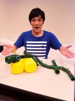 チャリティオークションに出品する「刃暴蝶」メンバーのガリットチュウ熊谷。(c)吉本興業