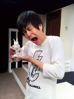 チャリティオークションに出品する「刃暴蝶」メンバーのミルククラウン竹内。(c)吉本興業