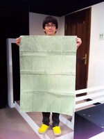 チャリティオークションに出品する「刃暴蝶」メンバーの平成ノブシコブシ徳井。(c)吉本興業