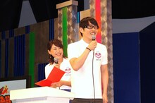 会見で進行を務めたギンナナ金成（右）。