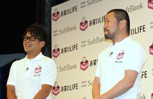 映像コンテンツの1つ「めざせ！世界一の爆笑便利アプリ」で「熱血！アプリ開発部」の部長を務める宮川大輔（左）と、「ショートフィルムチャンネル」監修の木村祐一（右）。