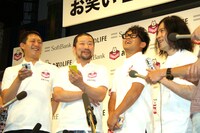 会見後の取材会の様子。