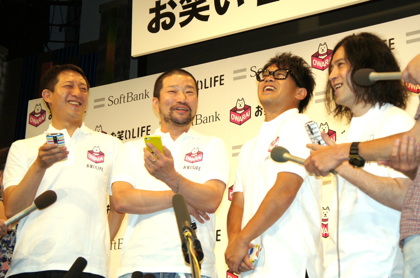 会見後の取材会の様子。